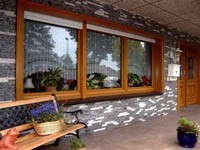 Пластиковые и деревянные окна для остекления загородного дома
